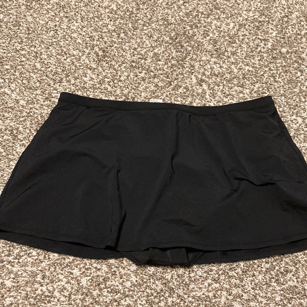Dana Buchman black swim skirt